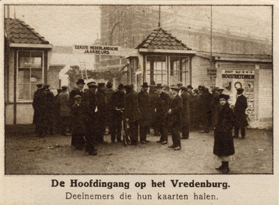 300597 Gezicht op de hoofdingang van het Jaarbeursterrein op het Vredenburg te Utrecht, tijdens de eerste Jaarbeurs.